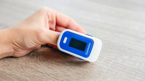 Checking oxygen level at home with home oximeter, patient measuring the blood Foto stock