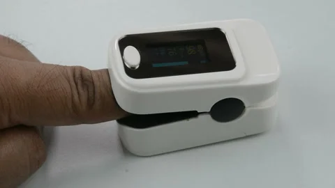 Checking oxygen saturation and pulse levels 動画素材 155241670