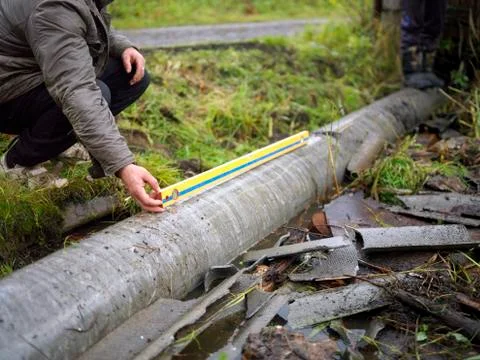 Checking pipe with level ruler Fotos Stock
