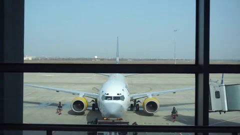Checking the plane at the airport at which the spinning turbine Video stock 74062394