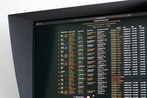 Checking prices of cryptocurrency on web site Foto stock