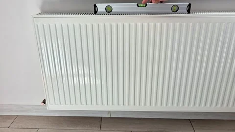 Checking Radiator Level with a Spirit Level During Heating Installation Work Vidéo 346802542