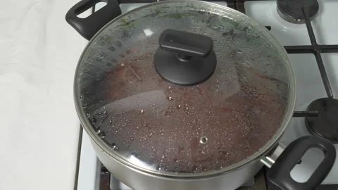 Checking the readiness of the cake with cocoa and chocolate with fried bananas Video stock 232623996