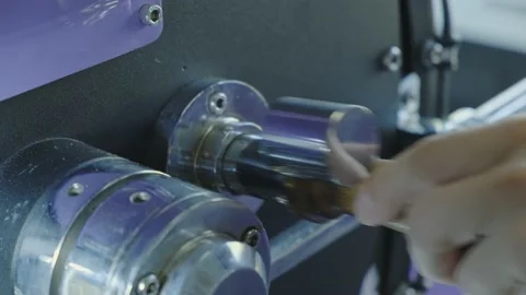 Checking roasting coffee beans Vídeos de archivo 142087785