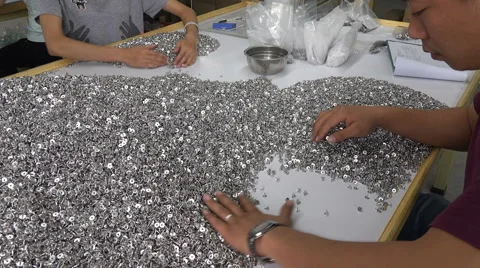 Checking, sorting, and packing buttons in a factory in Dongguan, China Vídeo Stock 60689456