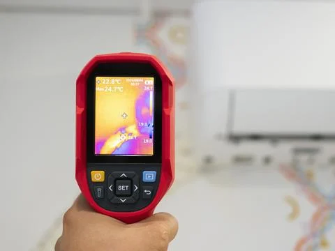Checking the split system after installation. A thermal imager in a man's han 스톡 사진