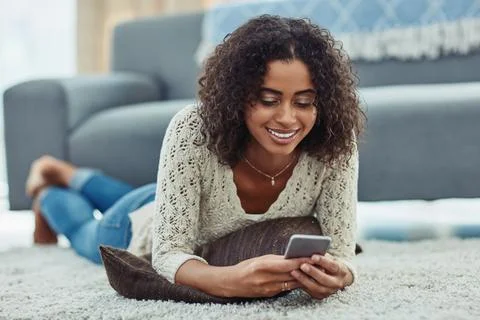 Checking texts then planning what to do next. an attractive young woman using a Foto stock