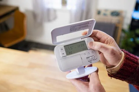 Checking the Thermostat Stockfoto's