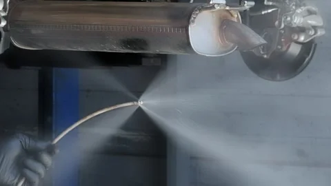 Checking the throughput of hoses for spraying anti-corrosion liquid. Vídeos de archivo 255009582