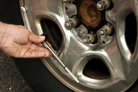 Checking tire pressure 库存照片