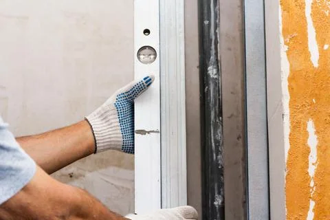 Checking the vertical with a building level. Фото