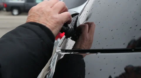 Checking a wiper 動画素材 941211