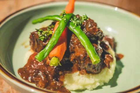 Cheeky Git Braised beef cheek stew with french beans and housemade mash Foto stock