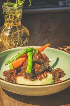 Cheeky Git Braised beef cheek stew with french beans and housemade mash Fotos de archivo