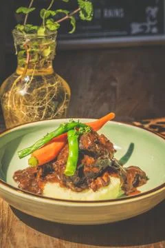 Cheeky Git Braised beef cheek stew with french beans and housemade mash Foto stock