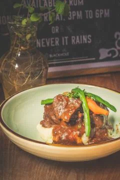 Cheeky Git Braised beef cheek stew with french beans and housemade mash Stockfoto's
