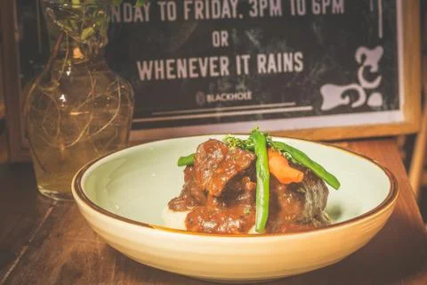 Cheeky Git Braised beef cheek stew with french beans and housemade mash Stockfoto's