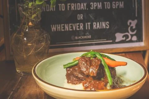 Cheeky Git Braised beef cheek stew with french beans and housemade mash Stockfoto's