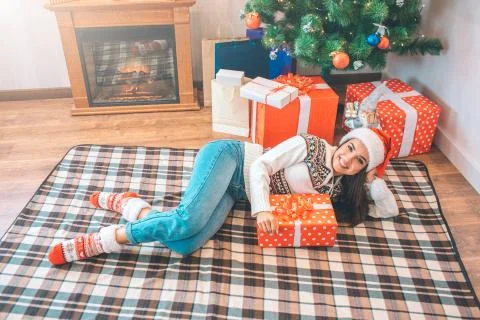 Cheerful and beutiful model lying on floor and posing. She looks on camera an Foto stock