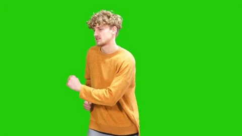 Cheerful and handsome guy dancing on green screen. Vidéo 170313732