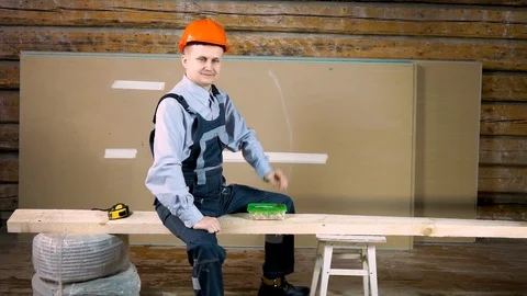 Cheerful carpentry worker eating lunch at a construction site. Stock Footage 102778491