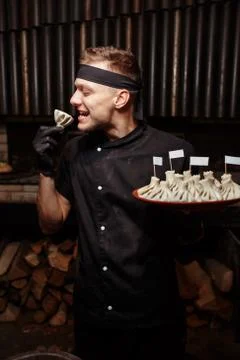 Cheerful chef posing with a serving of Khinkali. Georgian national traditional Stock-Fotos