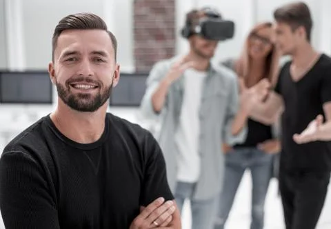 Cheerful colleagues testing virtual reality glasses Foto stock