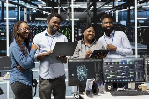 Cheerful data center experts working together, using deep learning algorithms Foto stock