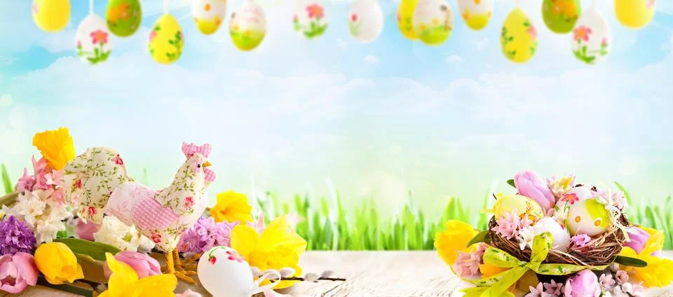 Cheerful Easter setting with decorated eggs, spring flowers, and green gras.. 库存照片