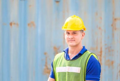 Cheerful engineer man in hard hat smiling and looking at camera, Happiness co Stockfoto's