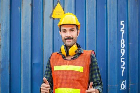 Cheerful engineer man in hard hat smiling with giving thumbs up Stockfoto's