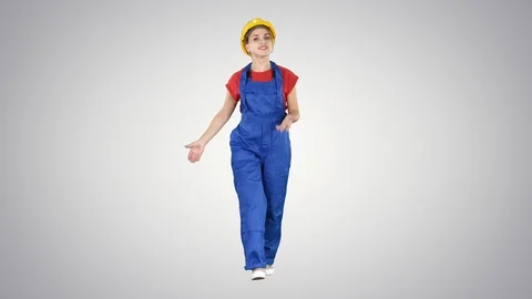 Cheerful female construction worker talking to camera on gradient background. Stock-Footage 104108955