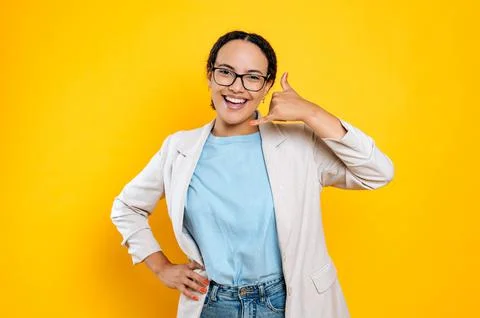 Cheerful friendly pretty hispanic or brazilian young woman, stylishly dressed Fotos de archivo