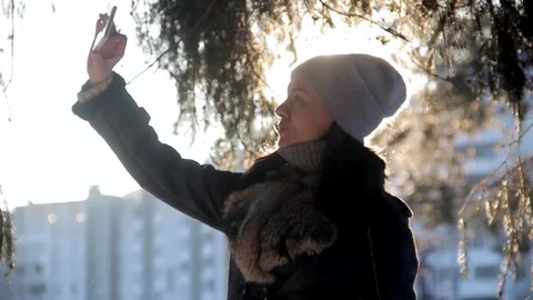 Cheerful girl makes selfi during sunset in winter city Vídeos de archivo 71559926