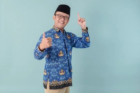 Cheerful government worker man pointing to the copy space beside him and gi.. Stock-Fotos