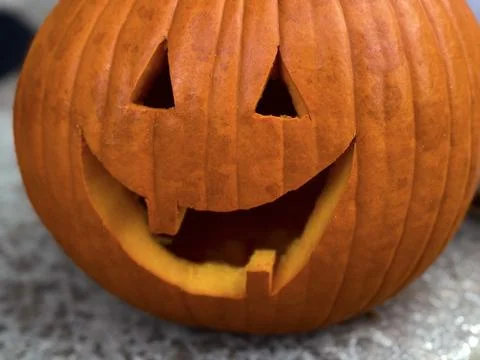 Cheerful Jack-O-Lantern with Missing Tooth on Spooky Night Foto stock