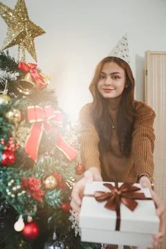 Cheerful lady surprised of the present after the opening in the gift box. Marry Foto stock