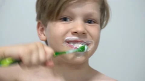 Cheerful little boy brushing teeth in front of the bathroom mirror Stock-Footage 157113330