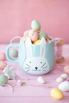 Cheerful mug with easter eggs Foto stock