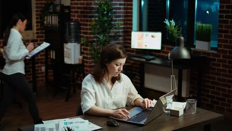 Cheerful office worker working nightshift, doing strategy research Video stock 263267108