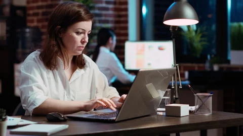 Cheerful office worker working nightshift, doing strategy research Video stock 263384025