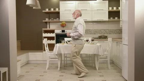 Cheerful Old Man Dancing In The Kitchen Vídeos de archivo 95844027