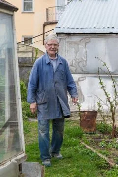 Cheerful senior Elderly man digging garden spring time Foto stock