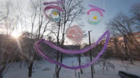 Cheerful smiley on the window, flickering light, sun, winter,yard, Ukraine. 스톡 동영상 326290412