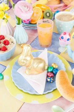 Cheerful table setting for easter breakfast Foto stock