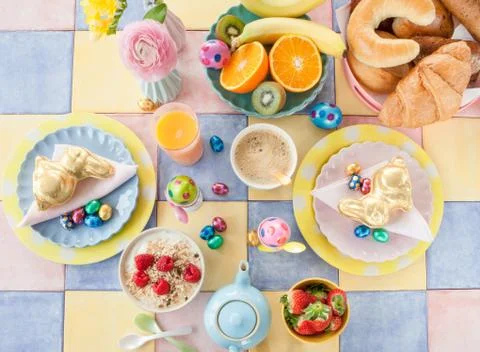 Cheerful table setting for easter breakfast Foto stock