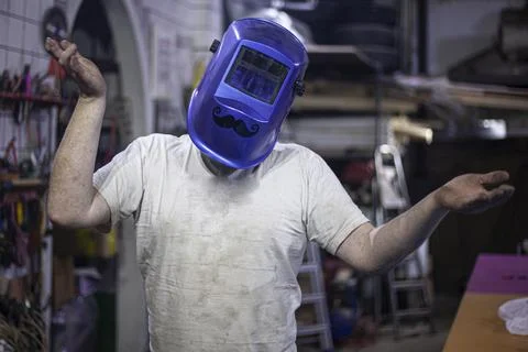 Cheerful welder in the workshop. Foto stock