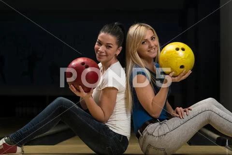 Cheerful young couple holding bowling ball Stock Photos