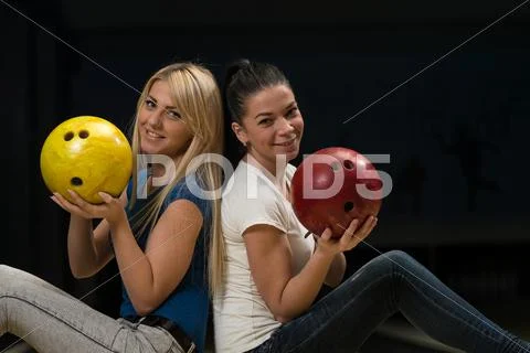 Cheerful young couple holding bowling ball Stock Photos