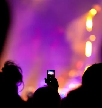 Cheering crowd at concert Foto stock